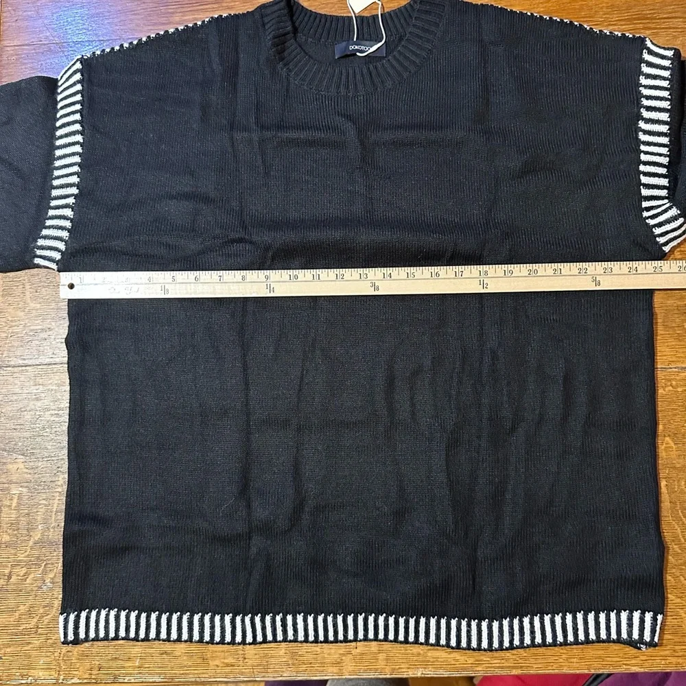 Black with‎ white trim women’s sweater sz 2XL new with tags